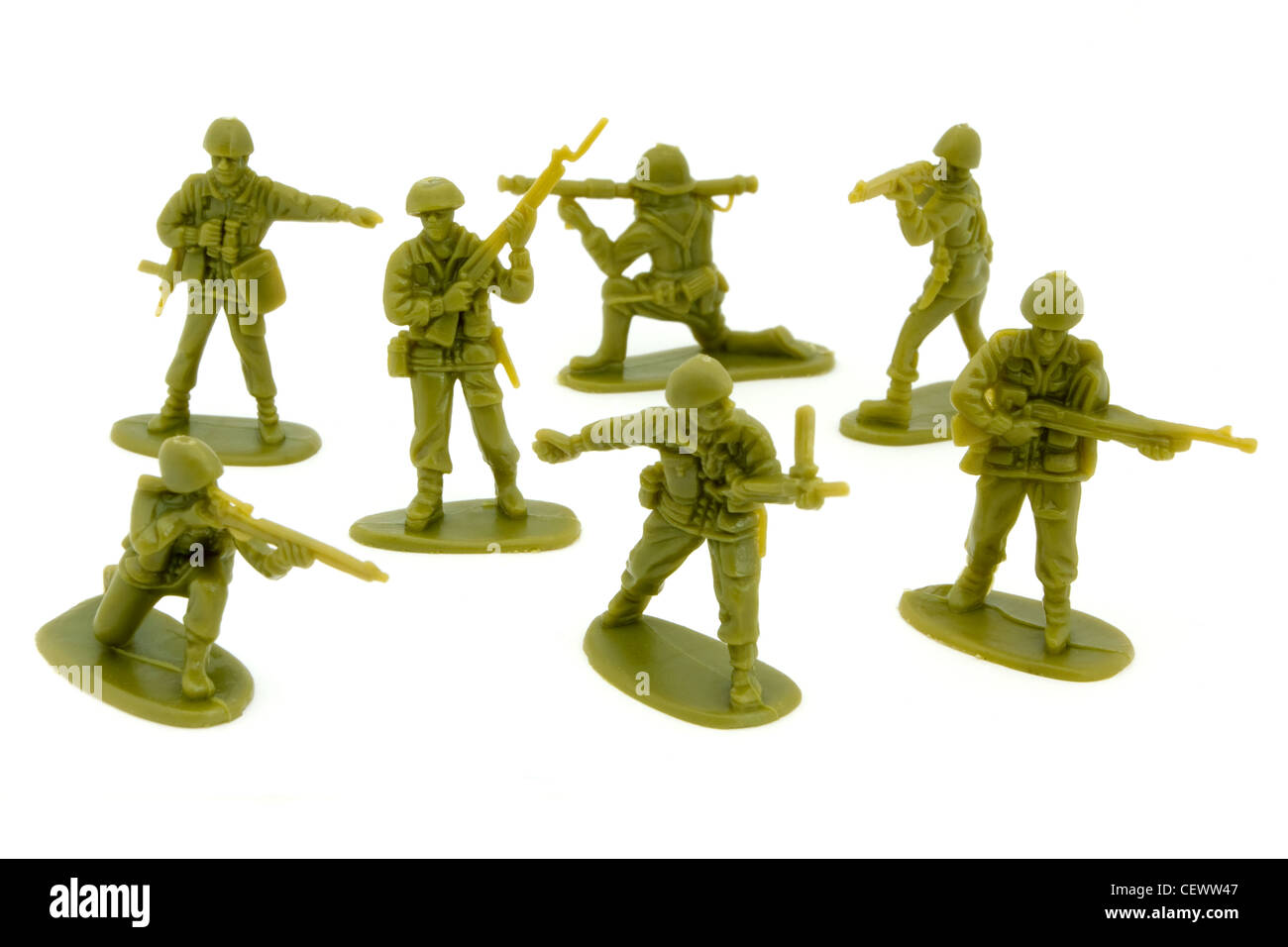 Gruppe von Plastikspielzeug Soldaten über weiß Stockfoto