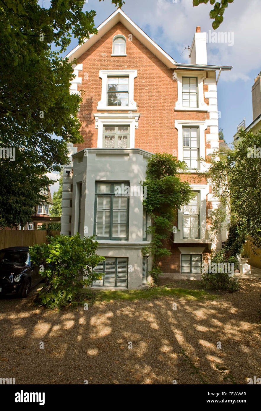 Suburban Träume frühen viktorianischen Haus liegt auf einem Hügel in einem Londoner Vorort, die es aus einer heruntergekommenen Warren zapfte umgebaut Stockfoto