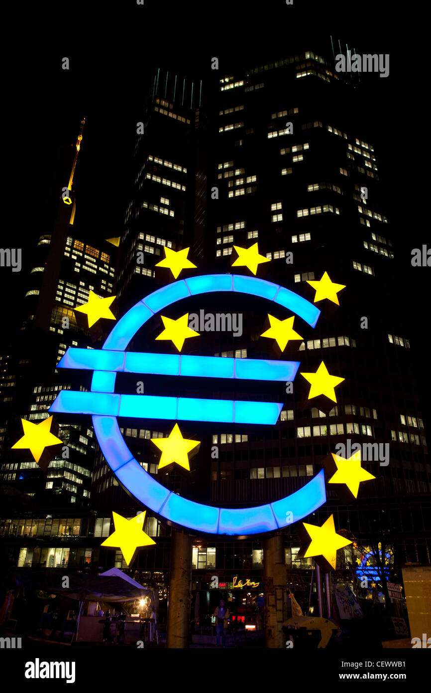 Frankfurt am Main, Deutschland - Europäische Zentralbank - Euro-Skulptur Stockfoto