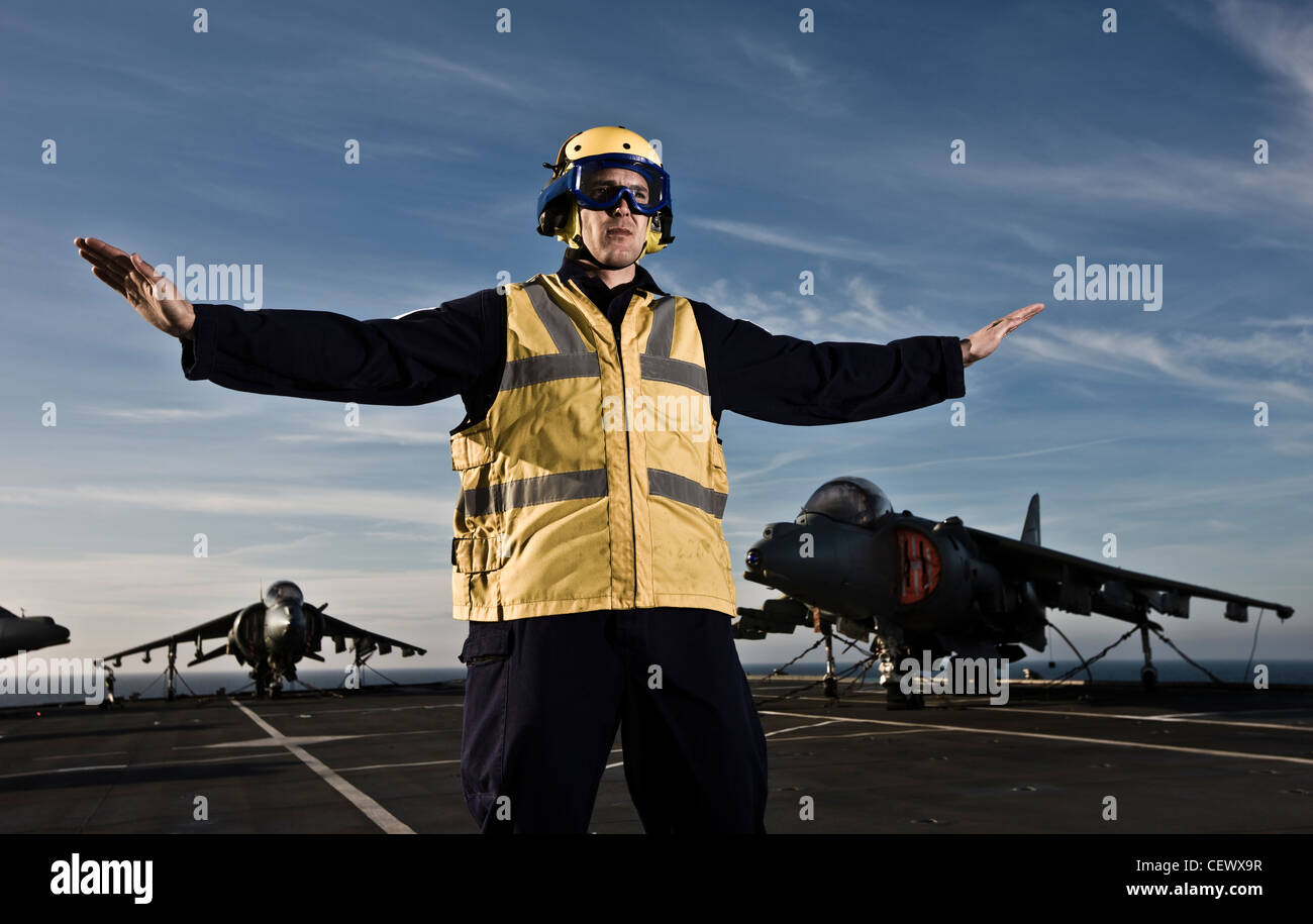 Der Flugsicherung auf Marine Flugzeugträger HMS Illustrius Stockfoto