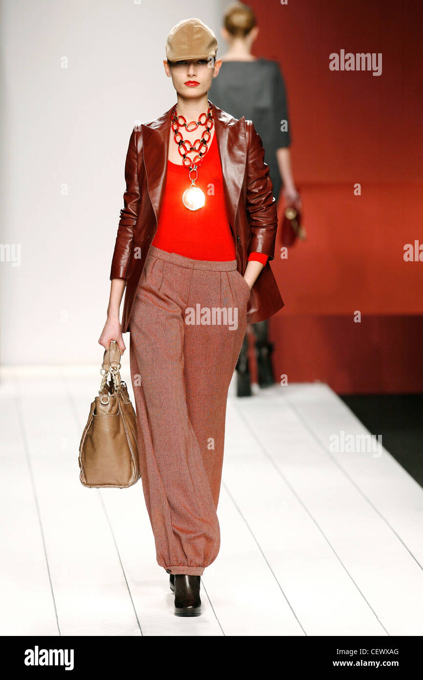 Etienne Aigner Mailand bereit zu tragen Herbst Winter Beige Lederkappe,  braune Lederjacke, überdimensionale Kette Halskette Anhänger, rot  Stockfotografie - Alamy