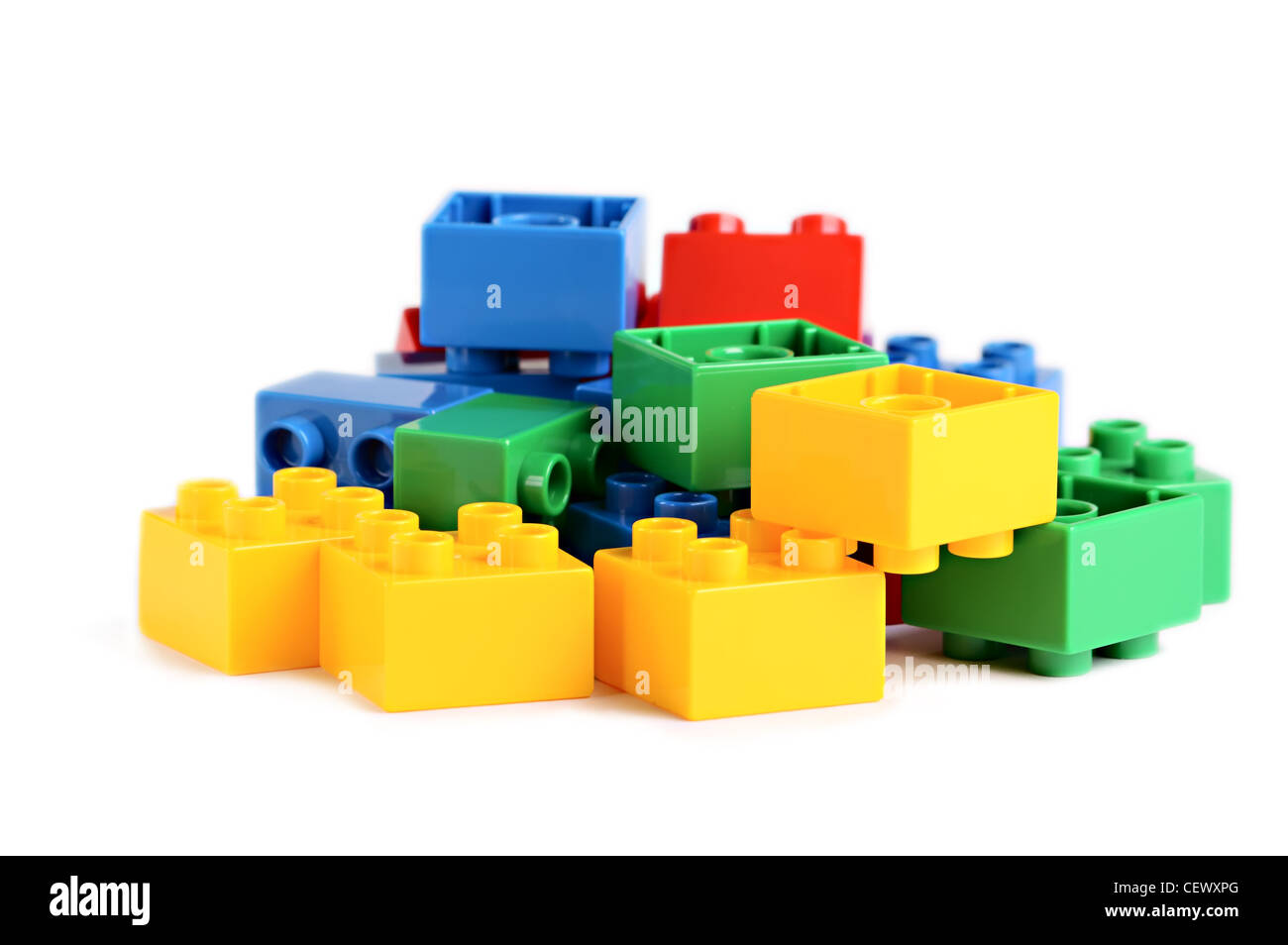 Einige Plastikziegelsteine aus Spiel isoliert auf dem weißen Stockfoto