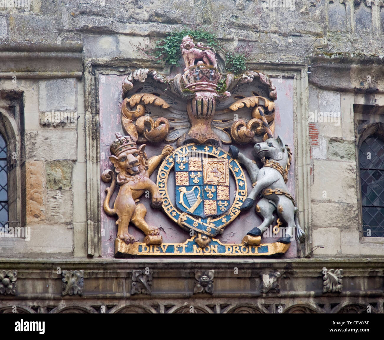 Britische Wappen auf einem alten Gebäude in Salisbury, Wiltshire, England Stockfoto