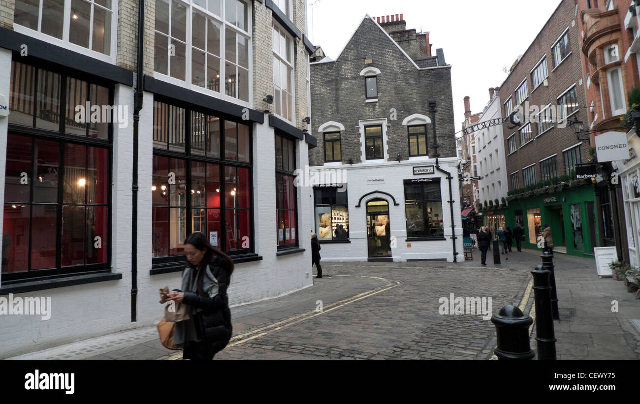 Mac, Energie, Kuhstall und Barbour sind Geschäfte in Newburgh Street nahe der Carnaby Street in Newburgh Quarter London KATHY DEWITT Stockfoto