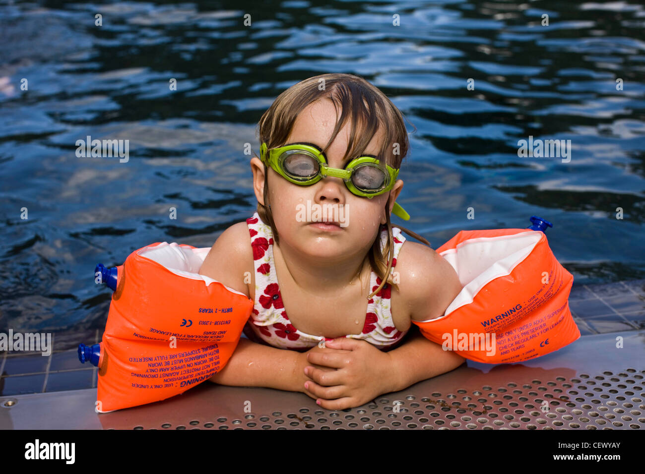 Mädchen (2-4) im Schwimmbad mit Armbinden Stockfoto