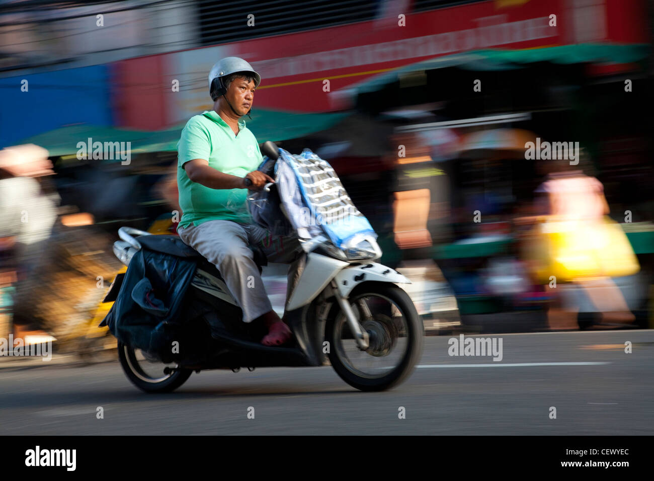 Ein Motorradfahrer durch die Straßen von Bangkok, Thailand Stockfoto