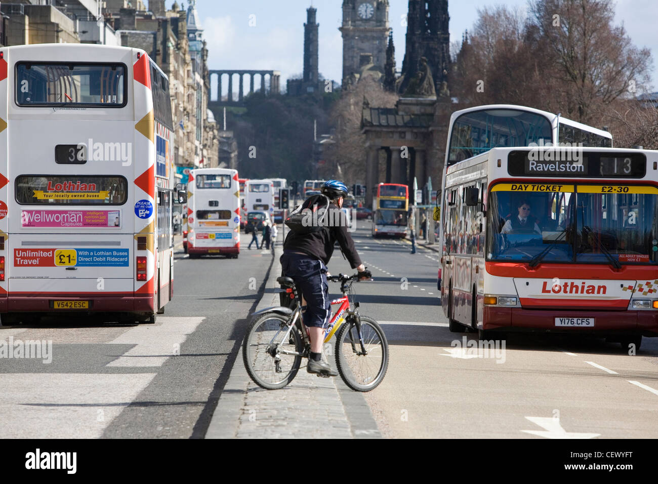 Ein Radfahrer auf die Princes Street, Edinburgh Schottland Stockfoto