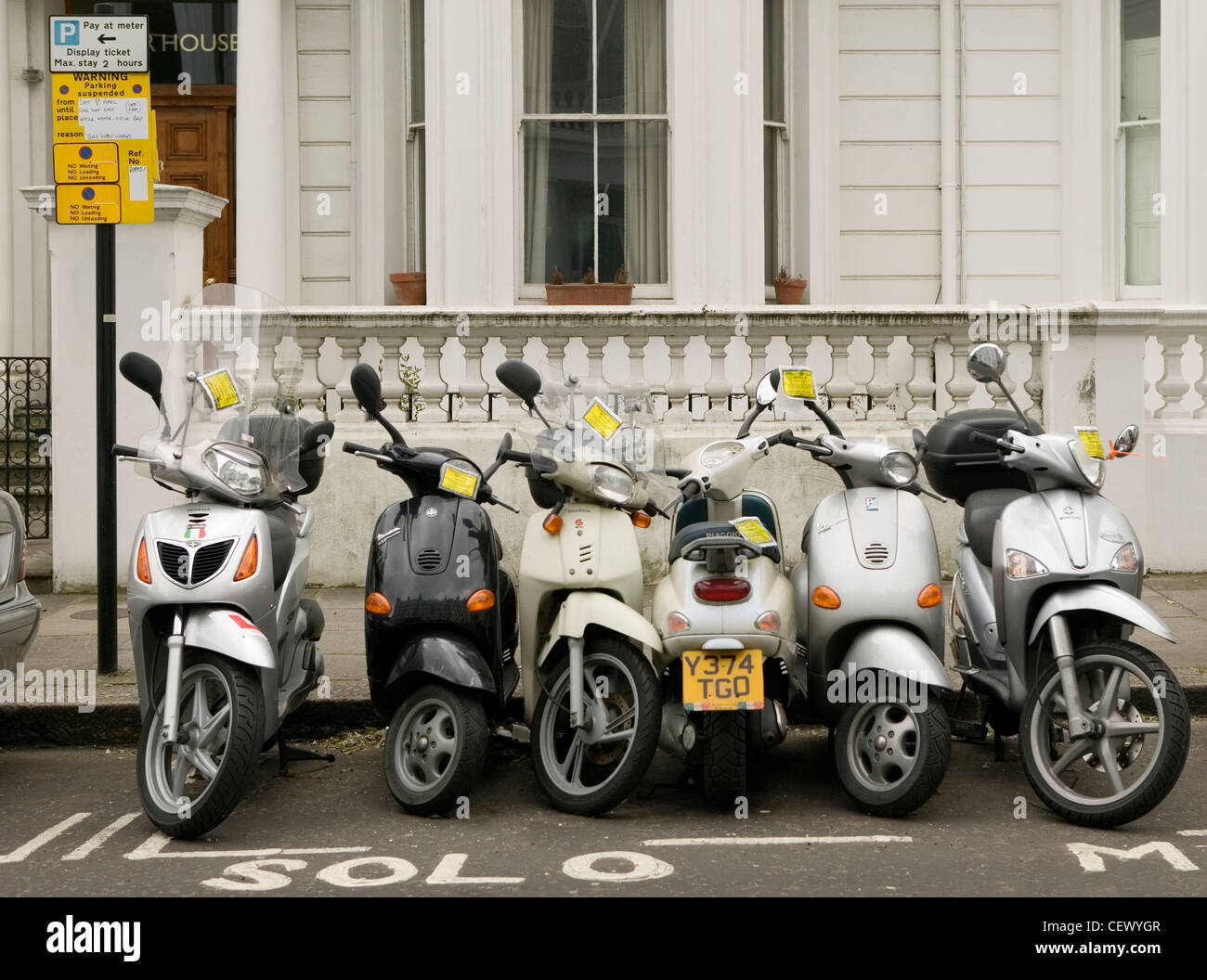 Autofahrer-Bucht mit einer Geldstrafe Bikes in Kensington ausgesetzt. Die Strafe für das Abstellen von illegal ist £100. Stockfoto