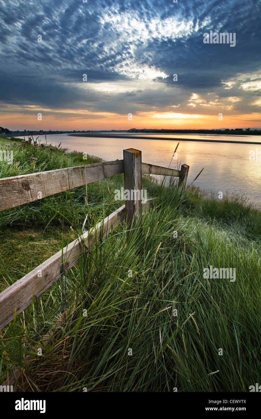 Sonnenaufgang über den Fluss Severn bei Newnham. Stockfoto