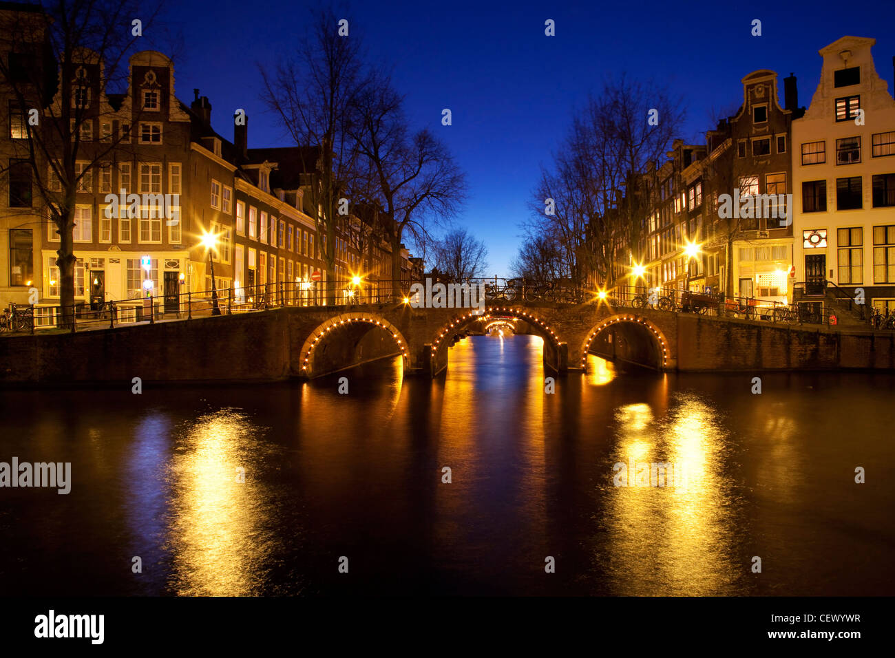 Historischen Zentrum von Amsterdam, Kanälen und Architektur bei Nacht Stockfoto