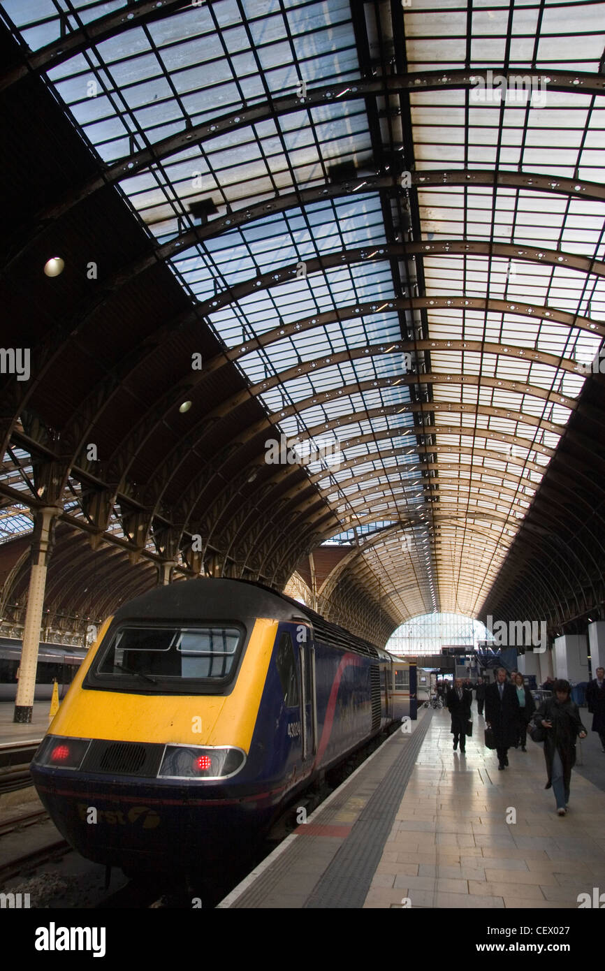 Ein Blick auf dem Bahnsteig am Bahnhof Paddington, London. Stockfoto