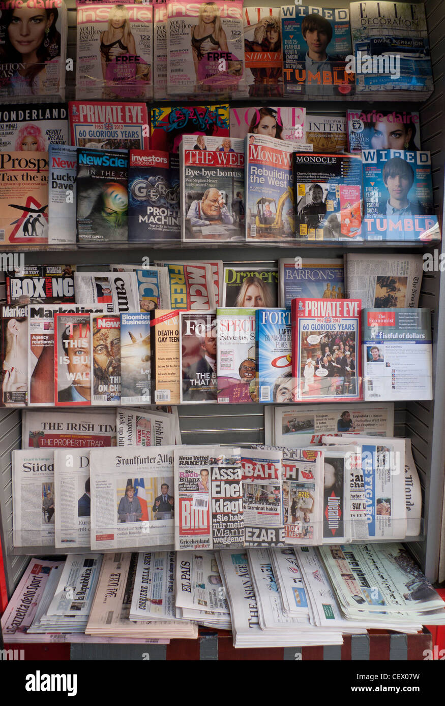 Internationale Publikationen, Zeitschriften und Zeitungen auf einem Papierregal Regale an einem Zeitungskiosk in London England Großbritannien KATHY DEWITT Stockfoto