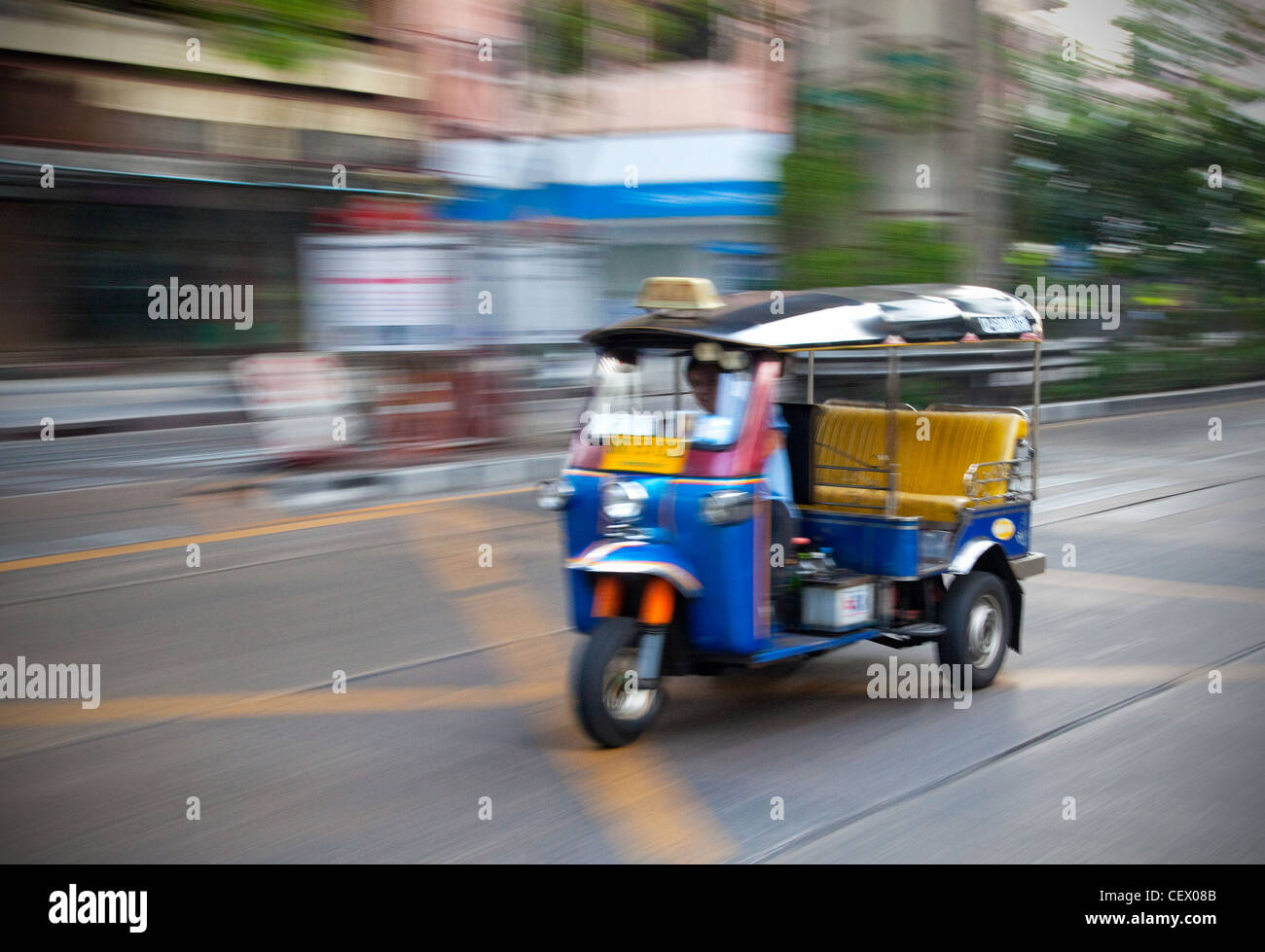 Ein Tuk-Tuk durch die Straßen von Bangkok, Thailand Stockfoto