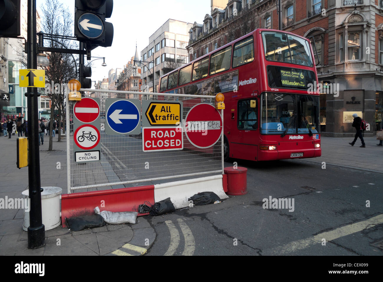 Verkehrssteuerung Zeichen auf einem geschlossenen Bereich der Oxford Street und einen roten Doppeldeckerbus West End London England UK Stockfoto