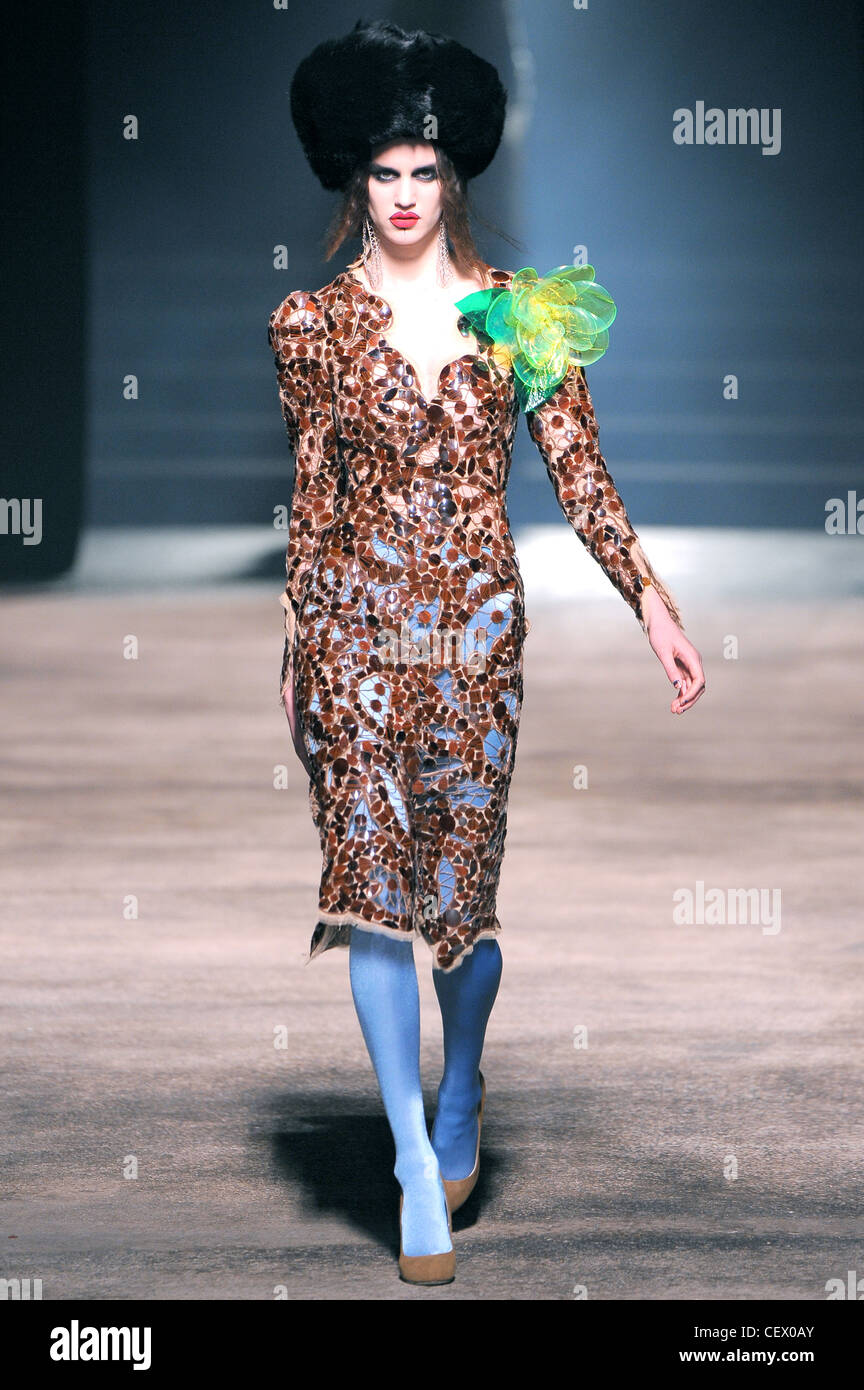 Vivienne Westwood Paris bereit, tragen Herbst Winter eklektische Mischung von schwarzen Kosak Hut, braun Netz Kleid floral Corsage, blau Stockfoto