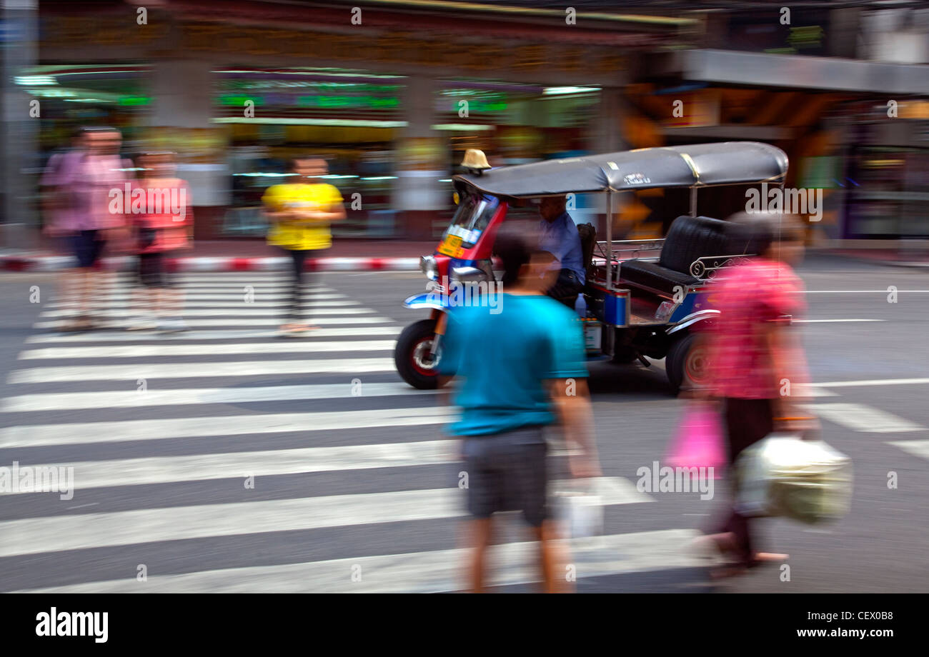 Ein Tuk-Tuk durch die Straßen von Bangkok, Thailand Stockfoto