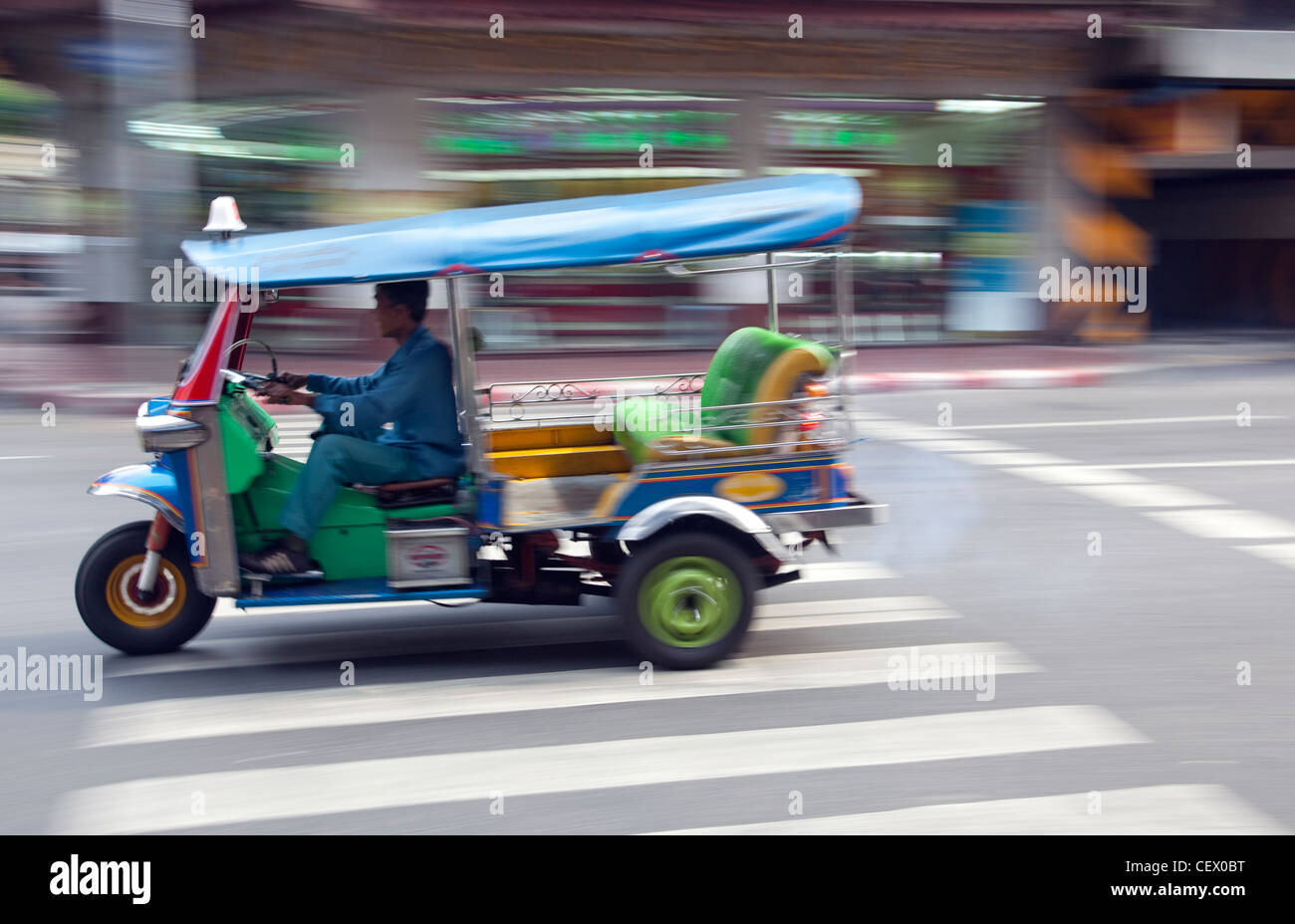 Ein Tuk-Tuk durch die Straßen von Bangkok, Thailand Stockfoto