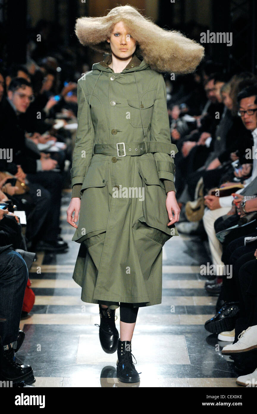 Junya Watanabe Paris bereit zu tragen-Herbst-Winter-Modell eine ungewöhnliche Perücke, ein edwardian und militärische inspiriert Green single breasted Stockfoto