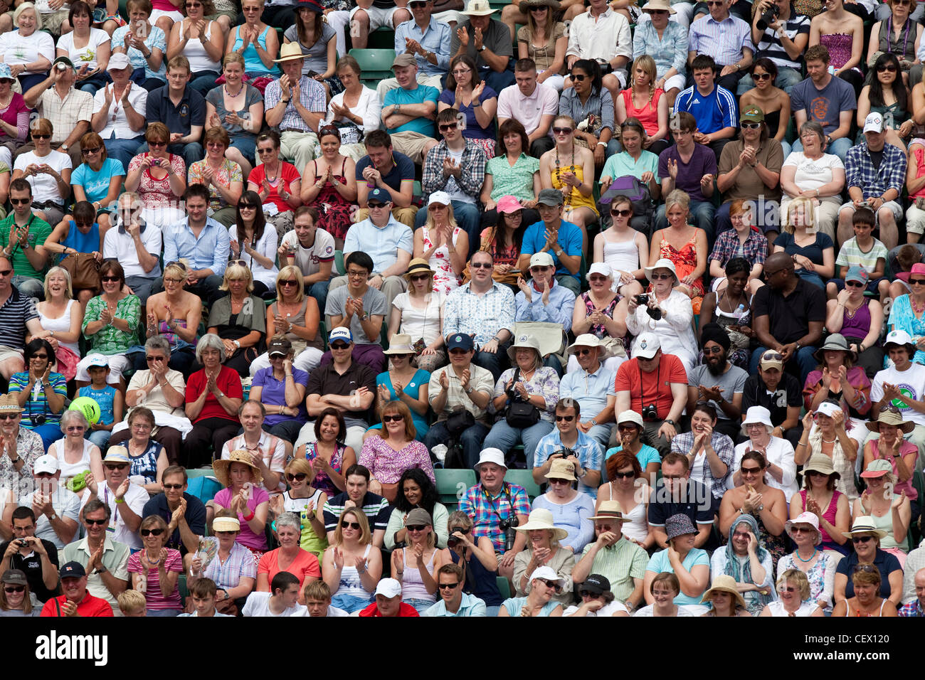Die Menge, die gerade ein Spiel auf The Championships Wimbledon 2011 The All England Lawn Tennis & Croquet Club Stockfoto