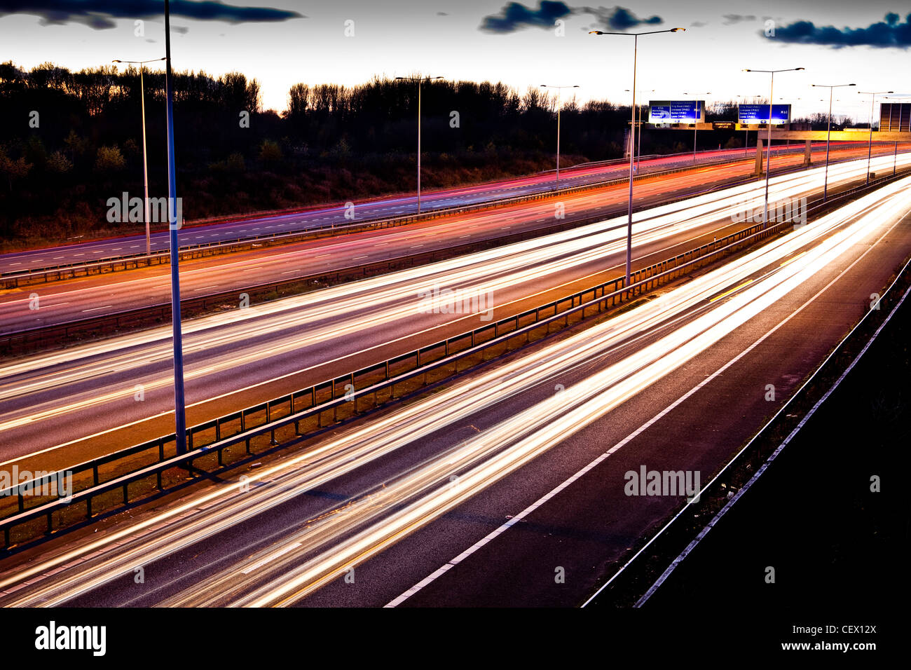 M 60 Autobahn nachts in der Nähe von Manchester mit viel Verkehr Stockfoto