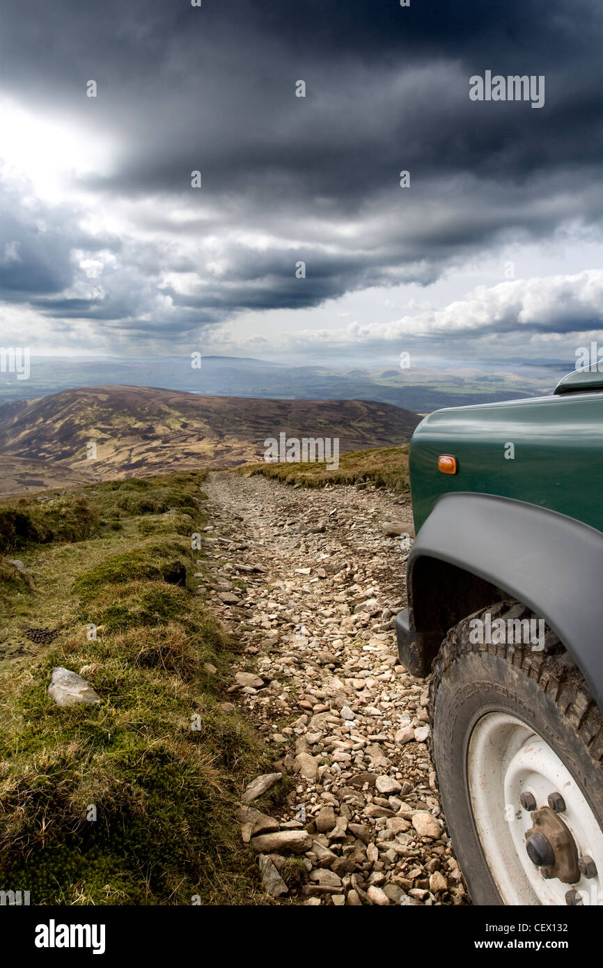 Land Rover auf eine grobe Spur in Drumlanrig Country Estate. Stockfoto