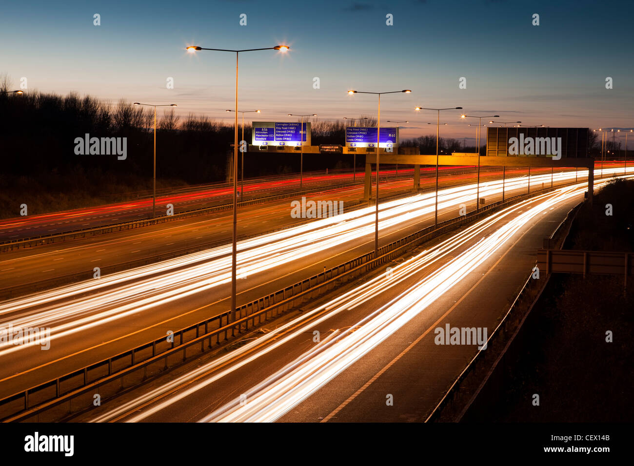 M 60 Autobahn nachts in der Nähe von Manchester mit viel Verkehr Stockfoto