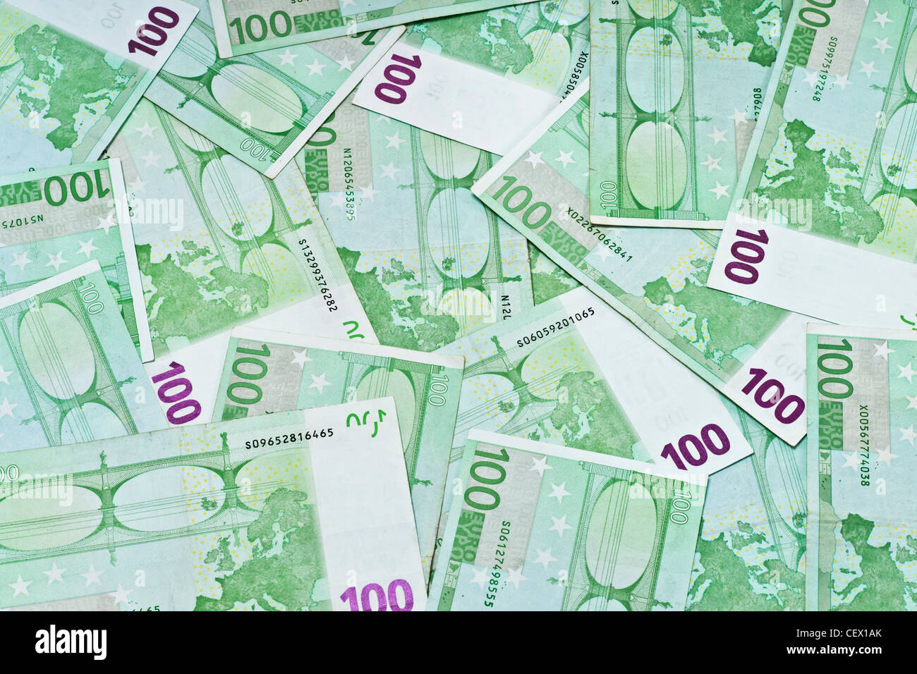 Viele 100 Euro-Banknoten sind neben einander. Am 1. Januar 2002 wurde der Euro als Bargeld eingeführt. Stockfoto