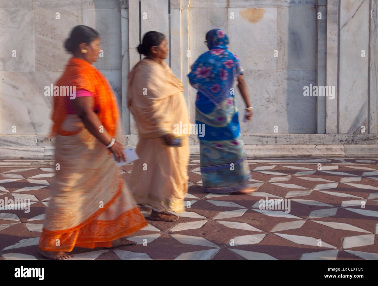 Gruppen von Menschen zu Fuß durch den Boden des Taj Mahal, Agra, Indien Stockfoto