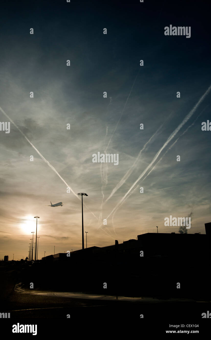 Flugzeug-Kondensstreifen am Abendhimmel Stockfoto