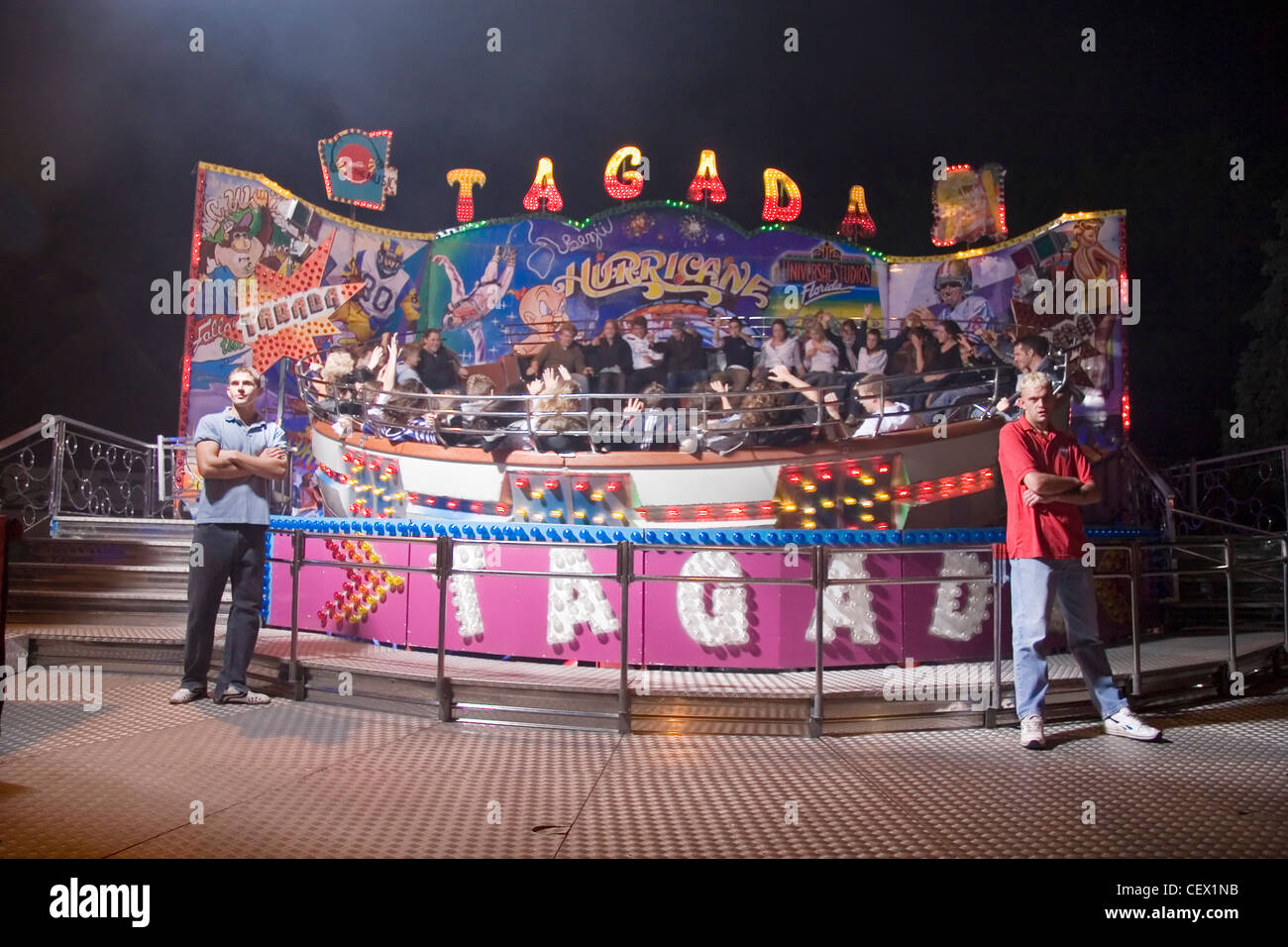 Karussell Arbeitnehmer warten auf Kunden auf Abingdon Messe. Stockfoto