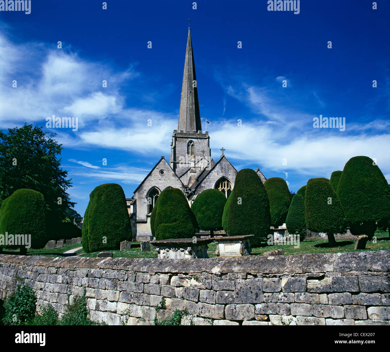 Abgeschnittene Eiben auf dem Kirchhof von St. Mary in Painswick. "Die Legende besagt, dass wenn Sie versuchen, die Bäume zu zählen, Sie werden eine Stockfoto