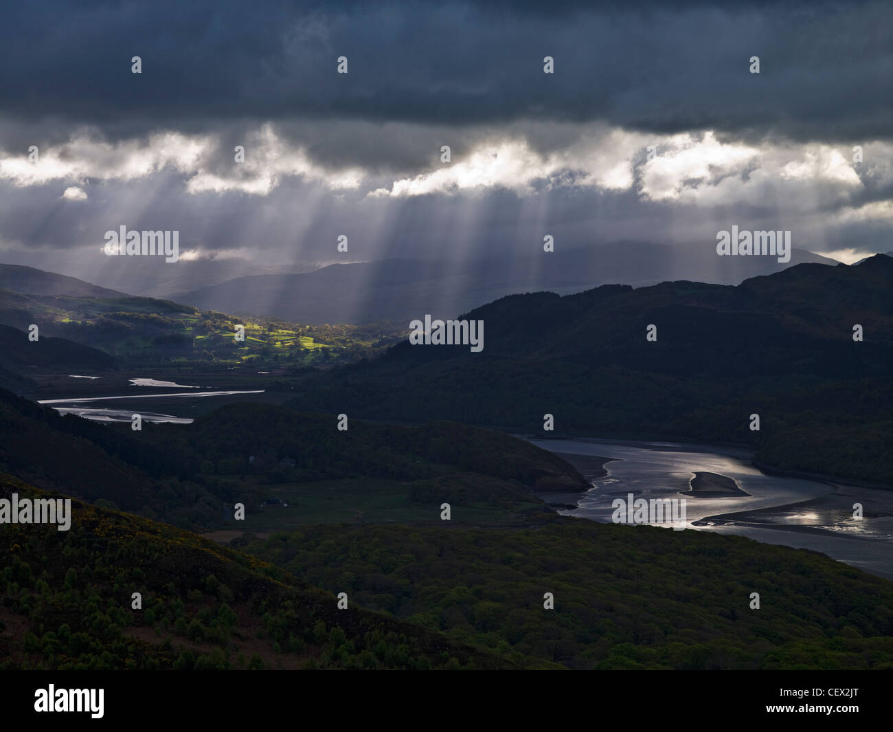 Sonnenstrahlen durch Gewitterwolken über der Mündung des Flusses Mawddach. Stockfoto