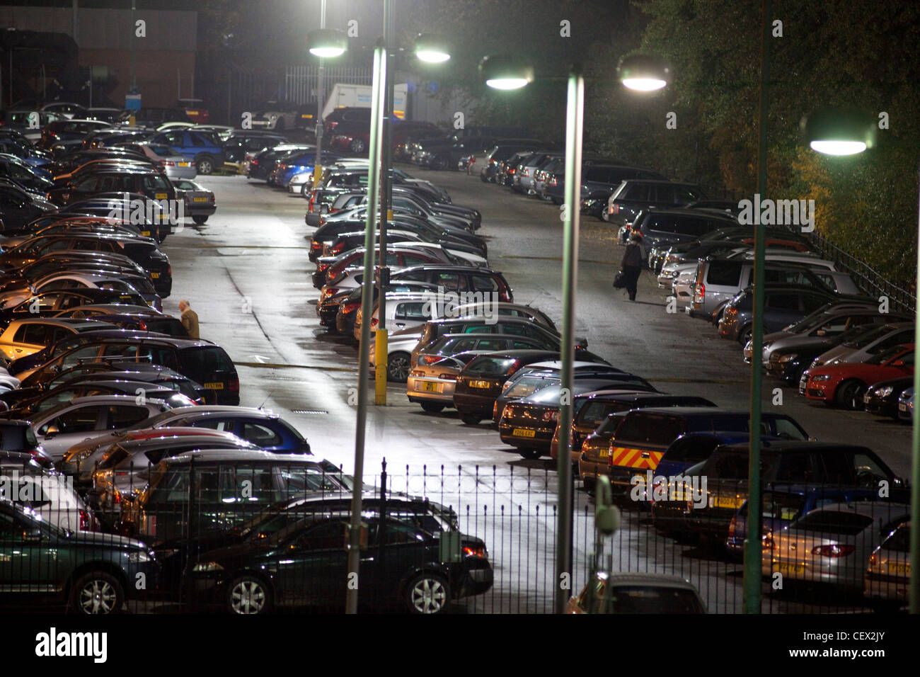 in der Nacht beleuchteten Parkplatz Stockfoto