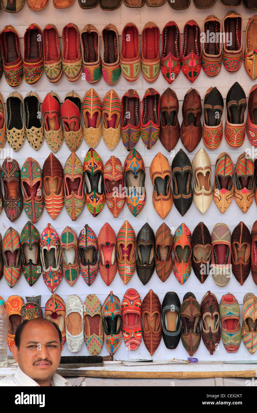 Indien, Rajasthan, Jodhpur, Sardar Bazar, Schuhgeschäft, Schuhe, Stockfoto