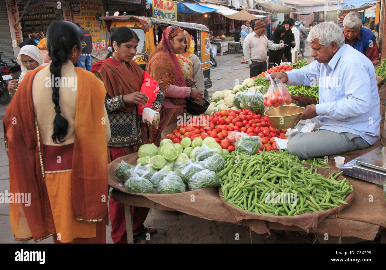 Indien, Rajasthan, Jodhpur, Sardar Bazar, Menschen, Einkaufen, Essen, Stockfoto