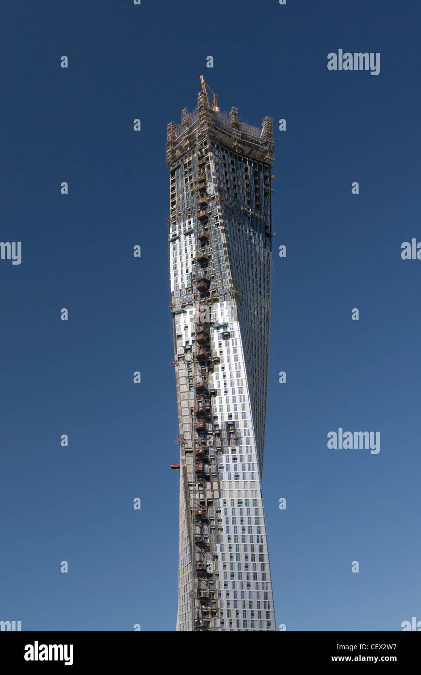Blick auf moderne Wohnung Hochhaus Cayan Tower im Bau in der Marina im neuen Dubai in Vereinigte Arabische Emirate Stockfoto
