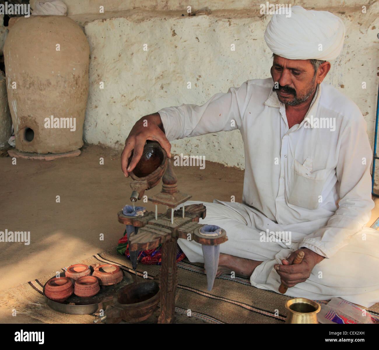 Indien, Rajasthan, Jodhpur, Mann Vorbereitung Opium zu trinken, Stockfoto