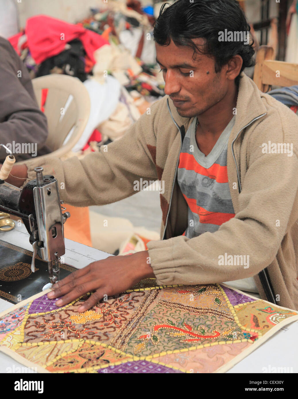Indien, Rajasthan, Jodhpur, Mann, Nähen, Werkstatt, Stockfoto