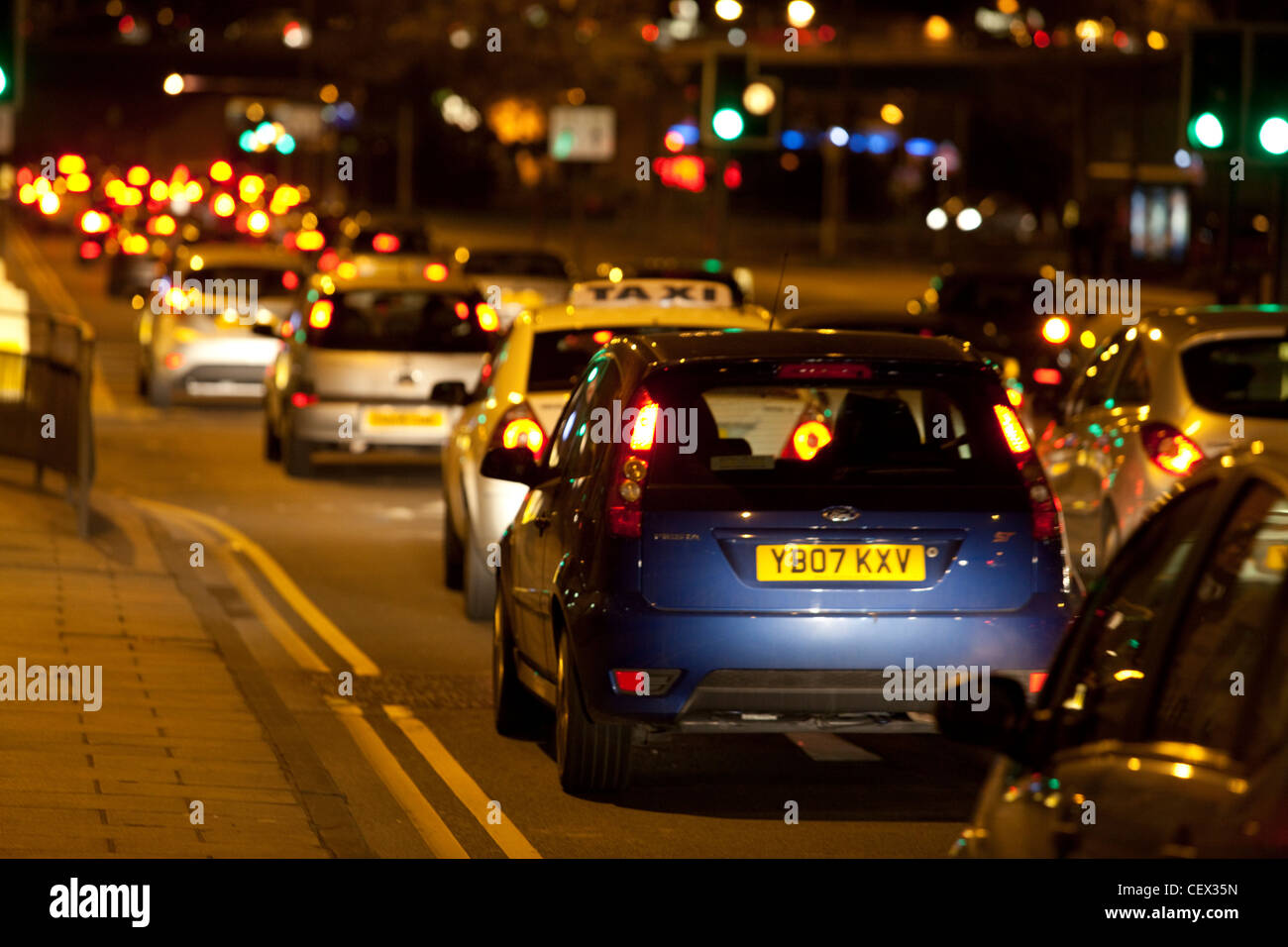 City of Leeds in der Nacht mit Pendlerverkehr Stockfoto
