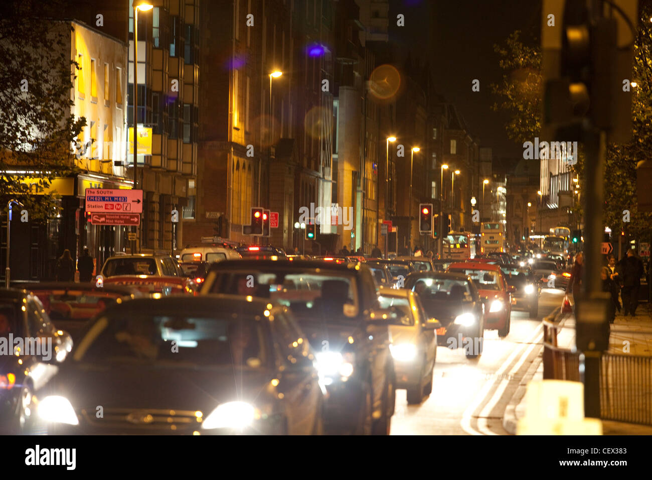 City of Leeds in der Nacht mit Pendlerverkehr Stockfoto
