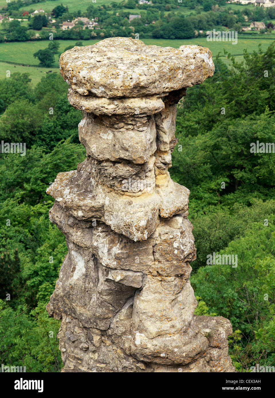Die Devils Schornstein, eine Kalkstein-Felsformation, die über einen stillgelegten Steinbruch in Leckhampton steht. Stockfoto