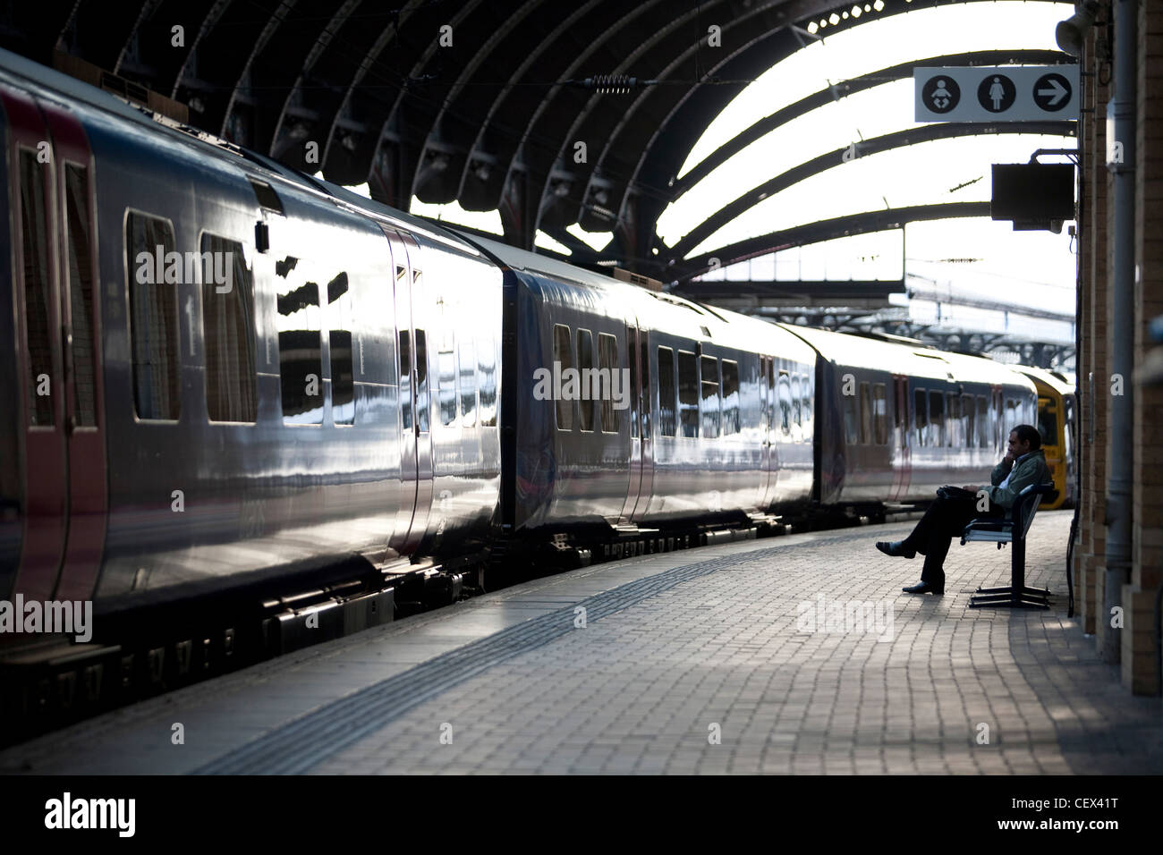 Station in YORK, UK York gehört zu den wichtigsten Bahnhöfen Kreuzung des britischen Eisenbahnnetzes, etwa die Hälfte Stockfoto