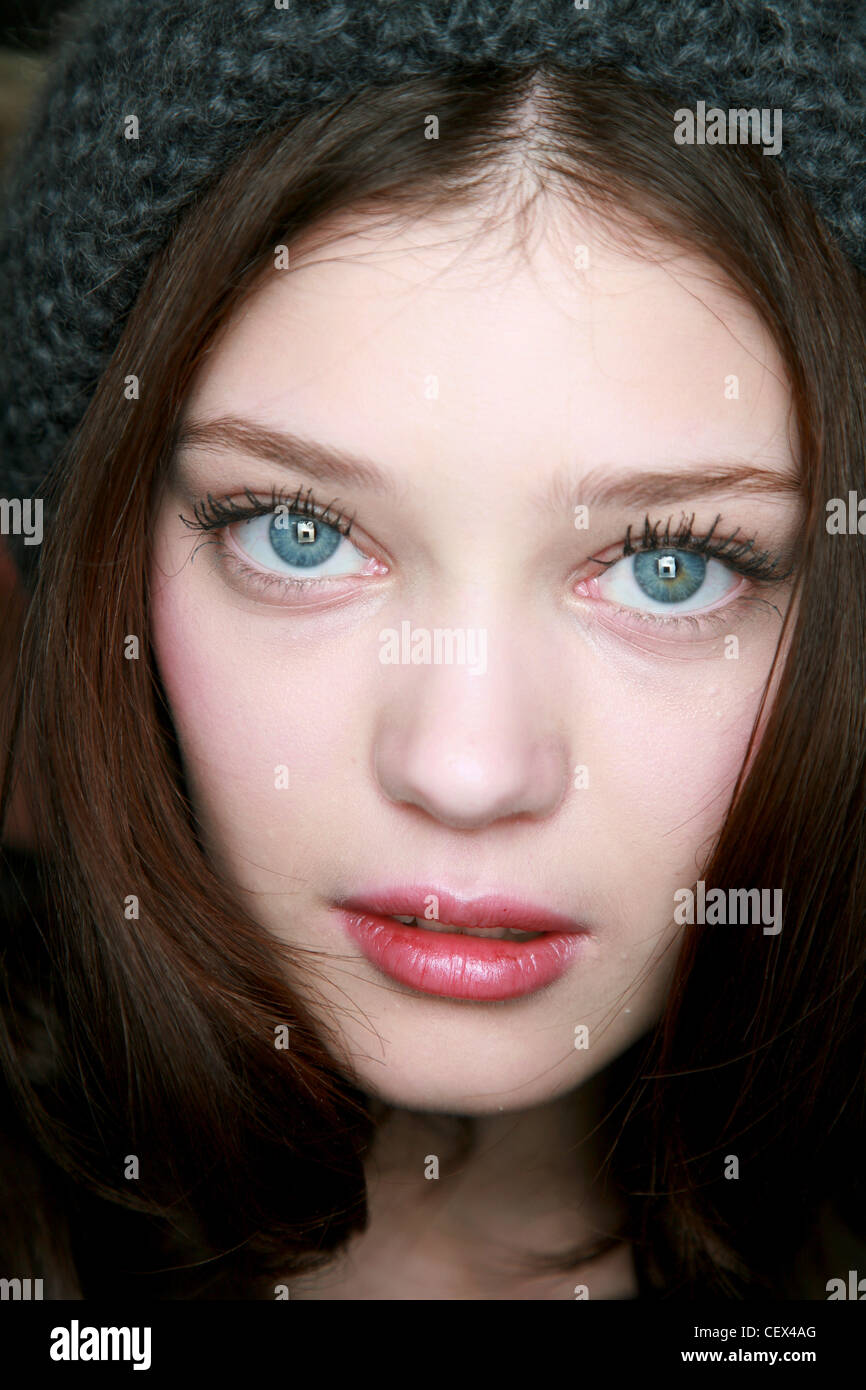 DKNY BACKSTAGE New York bereit zu tragen Herbst Wintermodell mit schwarzer Mascara und weiche rosa Lippen Stockfoto