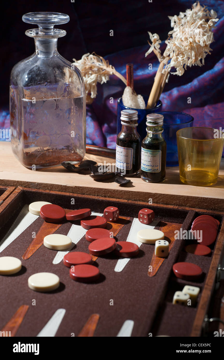 Stillleben mit einem Backgammon-Spielbrett Stockfoto