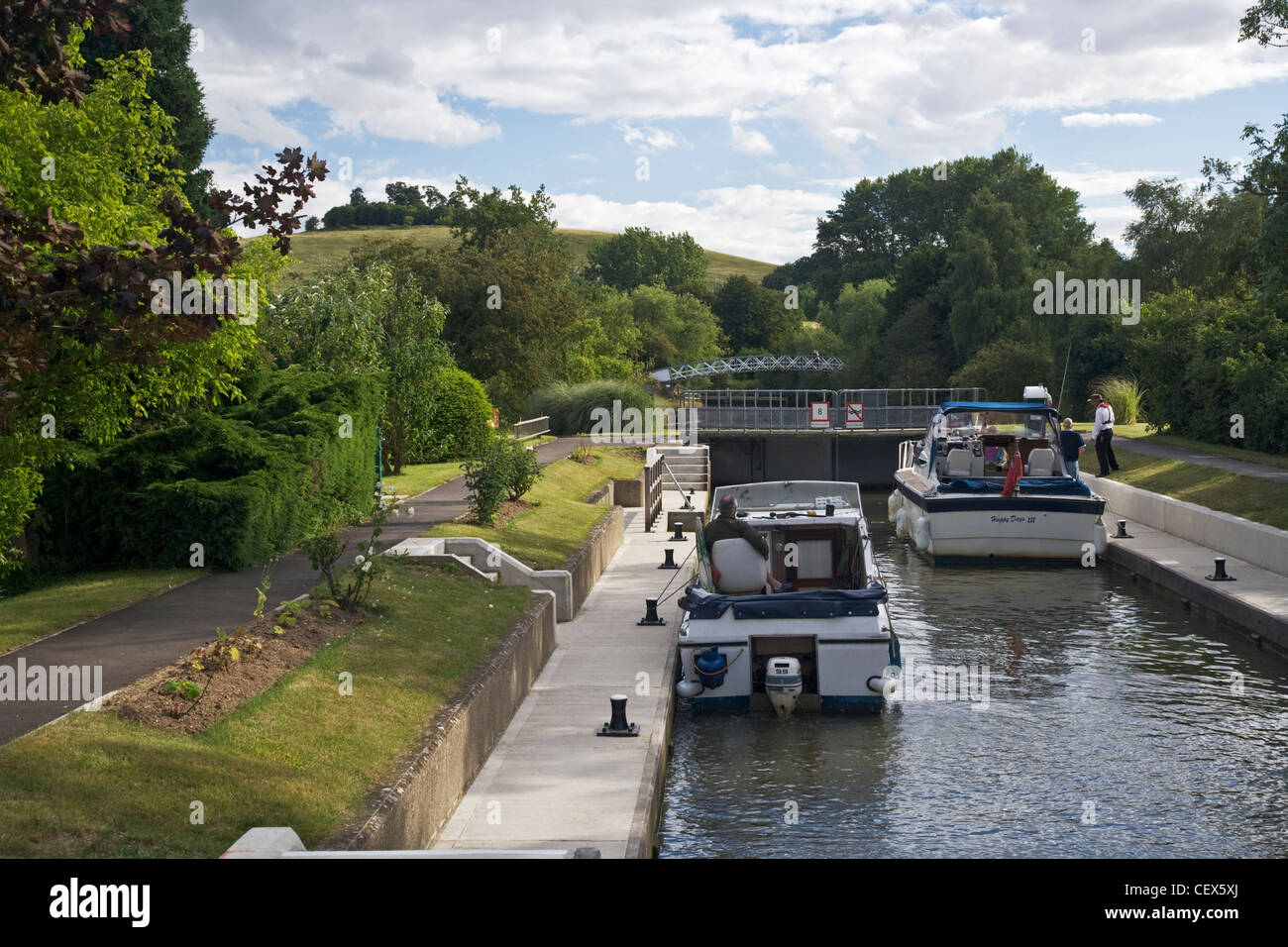 Boote gehen durch heutige Schleuse auf der Themse (die wichtigsten Messstation zur Messung der Strömung von Wasser in den Fluss). Stockfoto