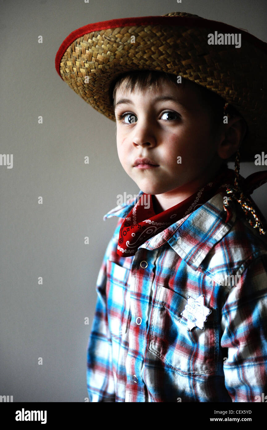 Junge 4 Jahre alt im beschaulichen in Cowboy-Flanell-Kostüm mit braunen Hut Blick in die Kamera Stockfoto