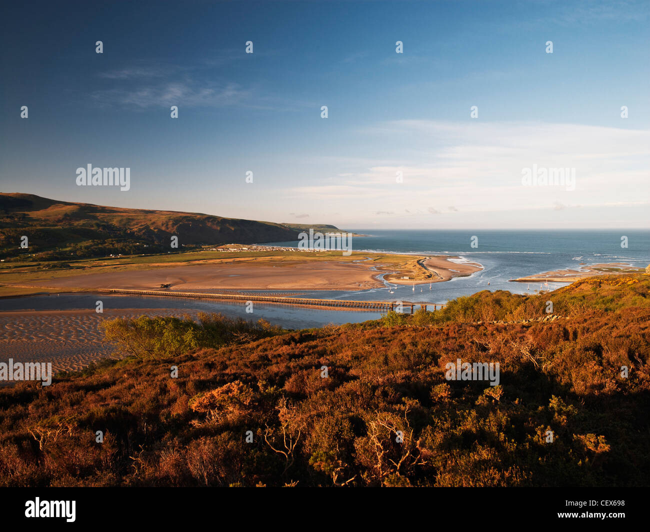 Die Barmouth Eisenbahnbrücke überquert den Mawddach Mündung betrachtet von der Panorama-Walk. Stockfoto