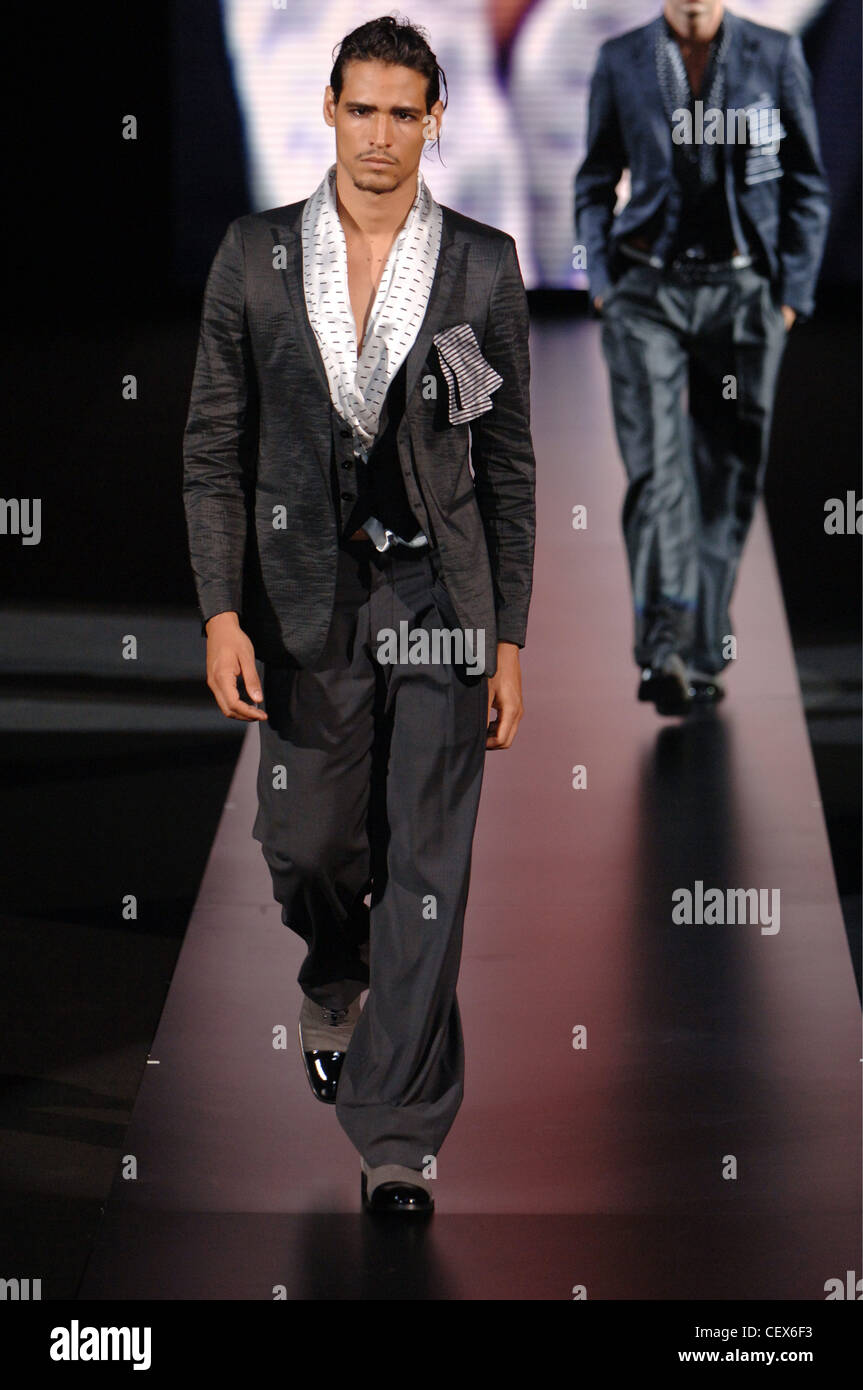 Emporio Armani Mailand bereit zu tragen Menswear Frühjahr Sommer Brünette  Männermodel zu Fuß über den Laufsteg tragen einen schwarzen Anzug breit  Stockfotografie - Alamy