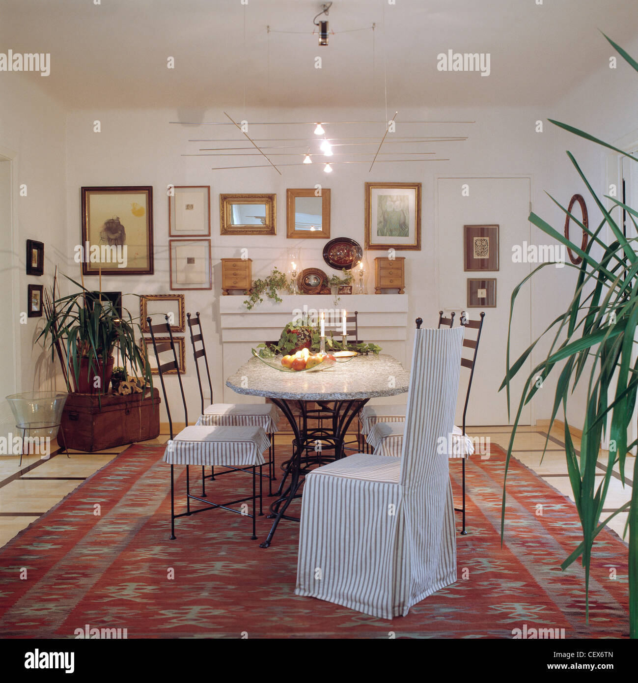 Echte Homesdining Raum Stein Esstisch Grosse Gemusterten Teppich Am Boden Gerahmte Bilder An Wand Die Gestreiften Auf Metla Stuhlen Abdeckt Stockfotografie Alamy