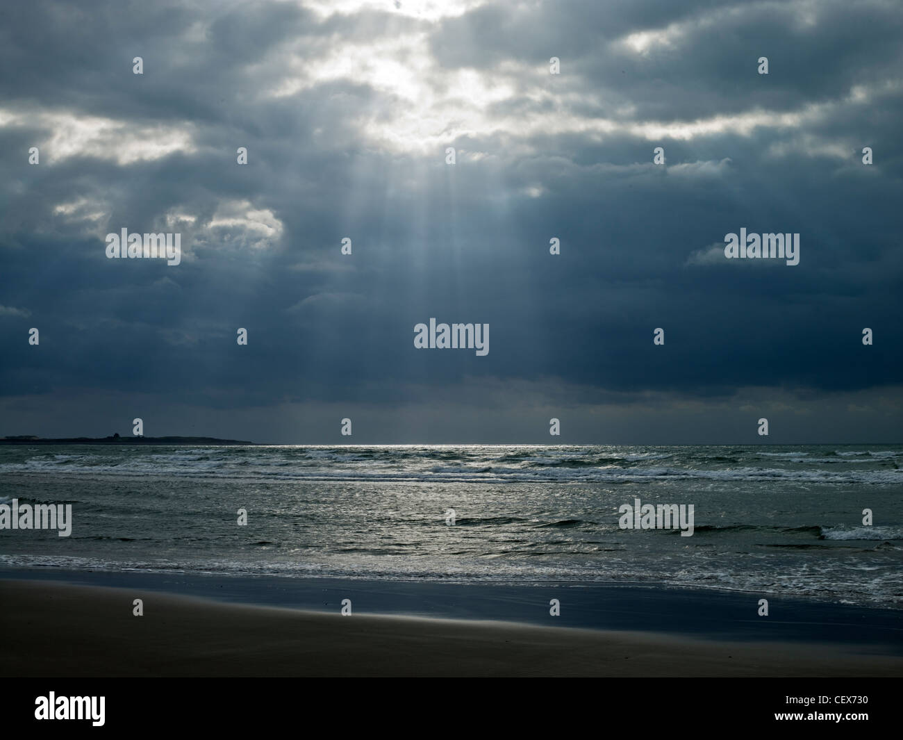 Sonnenstrahlen über dem Meer vom Strand in Harlech angesehen. Stockfoto